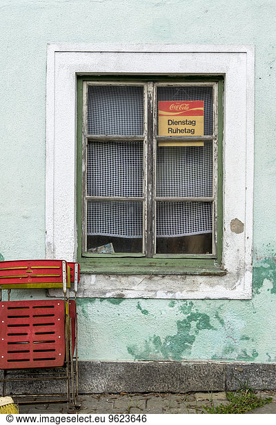 Fenster des Gästehauses mit Schild'Dienstag Ruhetag'.