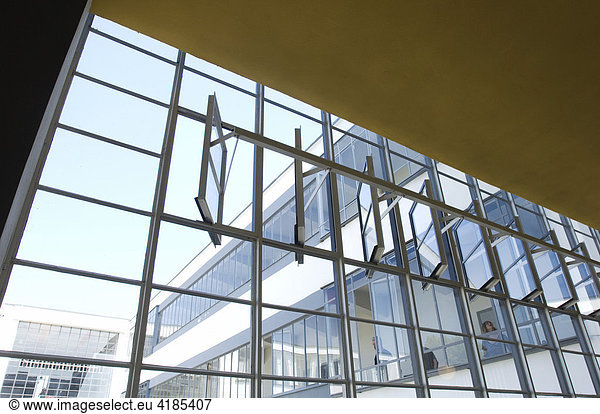 Fenster im Bauhaus Dessau mit speziellen Mechanismus zum oöffnen der Fenster  Deutschland