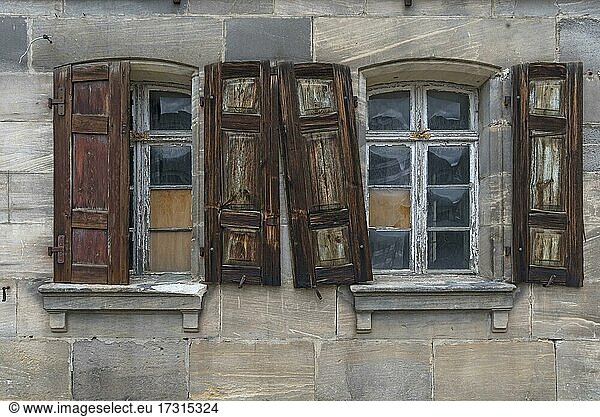 Fenster mit Läden  leerstehendes  ehemaliges Hopfenbauernhaus  erbaut um 1880  Schnaittach  Mittelfranken  Bayern  Deutschland  Europa