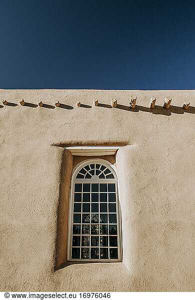 Fenster und Dachbalken der Missionskirche San Francisco de Asís  Taos NM
