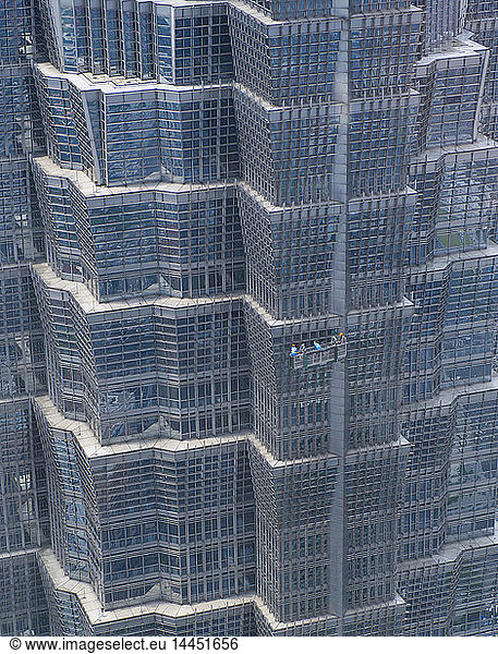 Fensterreinigung an einem modernen Wolkenkratzer
