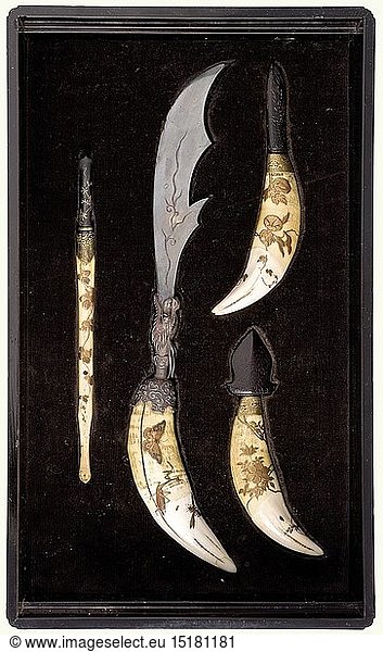 FERNÃ–STLICHE WAFFEN  Baron Gabriel Benoist-MÃ©chin - Schreibtischgarnitur  Japan  frÃ¼he Meiji-Periode. Rechteckiger Holzkasten in Roiro Nuri (Schwarzlack). Auf dem Deckel in feinster Takamakie-Goldlackarbeit ein blÃ¼hender PÃ¤onienzweig sowie mit kleinen Aogai-Einlagen verzierte Schmetterlinge. Herausnehmbares  samtbezogenes Tablett mit einem DreibeinstÃ¤nder  gebildet aus drei japanischen JagdspieÃŸen. Die Bambusstangen aus Elfenbein  die Klingen aus Silber gefertigt. Daran einzuhÃ¤ngen ein Bilderrahmen aus zwei Wildschweinhauern in Silberfassung. Der obere Beschlag mit Goldring in feinem Shakudo gearbeitet  Ã¼ber einem Bachlauf zwei Affen die nach FrÃ¼chten hangeln. BlÃ¤tter und BlÃ¼ten in verschiedenen Goldlegierungen  in Goldkartusche signiert 'Wakaicho'. Die ZÃ¤hne dekoriert mit Weinranken und Trauben in feinem Gold-Takamakie. In einer zweiten Ebene Federhalter  Papiermesser  BriefÃ¶ffner und Siegelbrecher. Der Griff des Federhalters aus einer polierten Rippe. Darauf in mehrfarbiger Gold-Takamakie Bachlauf mit bewaffneten FrÃ¶schen  auf der Gegenseite mit Speeren bewaffnete Heuschrecken. Shakudo-Fassung mit im Higo-Stil allerfeinst in Gold aufgelegter Mokume-Struktur. Der Federhalter in Takabori-Technik mit Silber  Shibuichi und Gold verziert. BriefÃ¶ffner und Siegelbrecher mit in Takamakie-Goldlack verzierten Griffen aus TigerfangzÃ¤hnen. En suite gearbeitete Shakudo-Fassungen mit eisernen Klingen und fein geschnitzten Holzscheiden. Das Papiermesser mit Silberklinge und plastischem Drachenkopf als Fassung  der Griff in Goldlack mit Insekten verziert. Griffe jeweils signiert 'Sei O (Seishida)' mit Kao. KastengrÃ¶ÃŸe 33 5 x 20 x 11 5 cm. Dazu ein chinesisches Begleitpapier von Kuang HsÃ¼ (1874 - 1907)  datiert im Jahr 7 (= 1881). Provenienz: Erworben von Baron Gabriel Benoist-MÃ©chin wÃ¤hrend seiner groÃŸen China-Expedition vom Pekinger Erzbischof Alphonse Favier  der durch eine Pestepedemie in finanzielle Schwierigkeiten kam und dem Baron Benoist-MÃ©chin sein