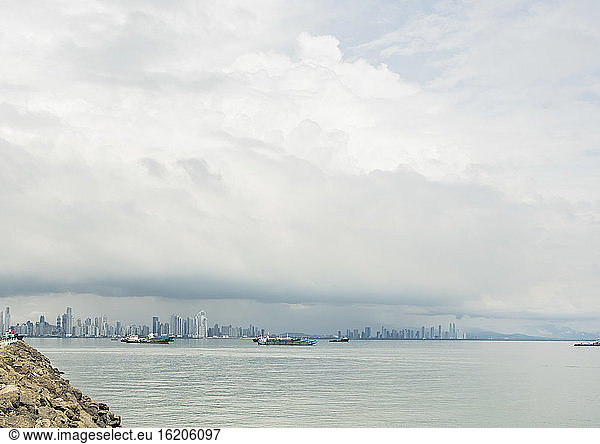 Fernblick auf Schiffe und Panama-Stadt vom Wasser aus  Panama