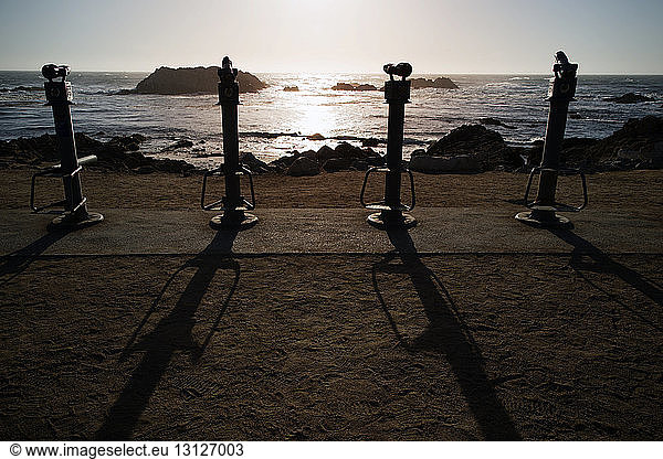 Fernglas auf Masten an der Küste gegen den Himmel an einem sonnigen Tag