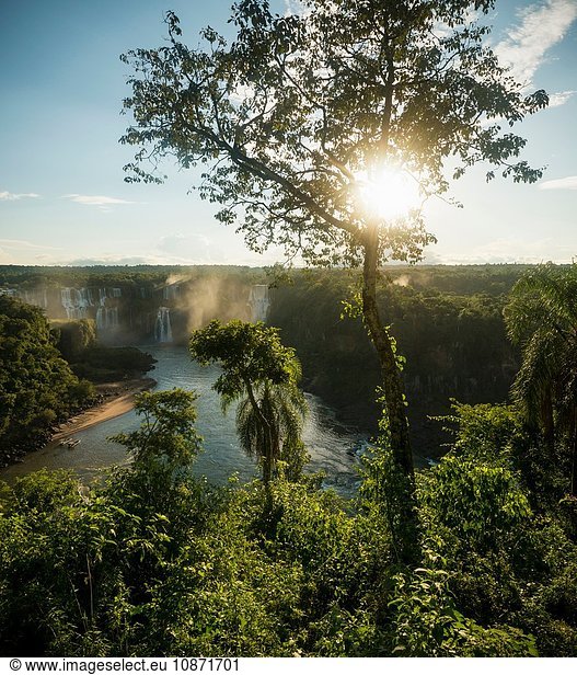 Fernsicht auf die Iguazu-Wasserfälle  Parana  Brasilien