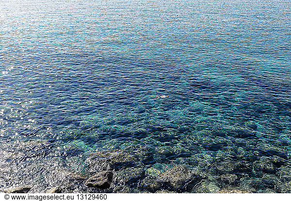 Fernsicht auf eine Person  die im Meer schnorchelt