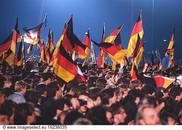 Fest der Einheit am 2./3.10.1990  Wiedervereinigungszeremonie vor dem Reichstag  um 0.00 wird unter dem Jubel der Zuschauer die Fahne der Einheit gehisst  Berlin  Deutschland  Europa
