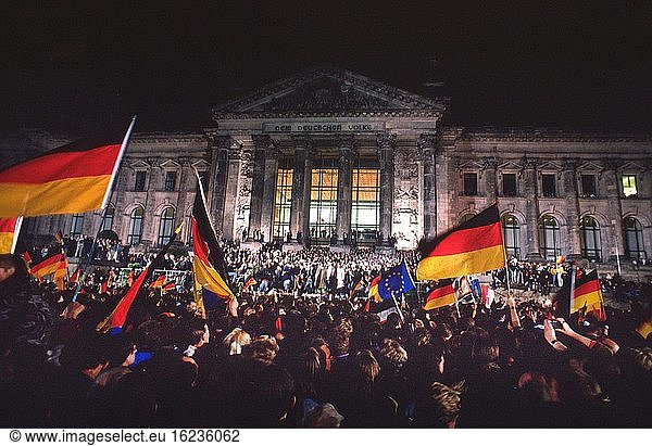 Fest der Einheit am 2./3.10.1990  Wiedervereinigungszeremonie vor dem Reichstag  um 0.00 wird unter dem Jubel der Zuschauer die Fahne der Einheit gehisst  Berlin  Deutschland  Europa