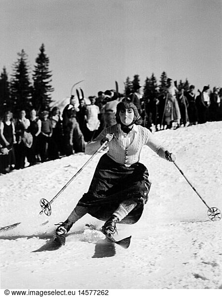 festivities  carnival  carnival on skis  costumed skier on slope  Firstalm  Schliersee  1938