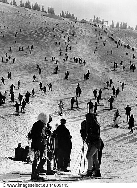 festivities  carnival  carnival on skis  costumed skiers on slope  Firstalm  Schliersee  1957