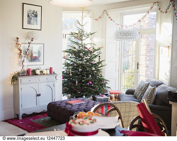 Festlich geschmückter Weihnachtsbaum und Wohnzimmer