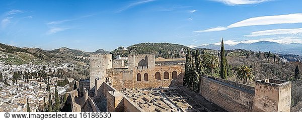 Festung Alcazaba  mit Blick auf Stadtviertel Albayzín  Alhambra  Granada  Andalusien  Spanien  Europa