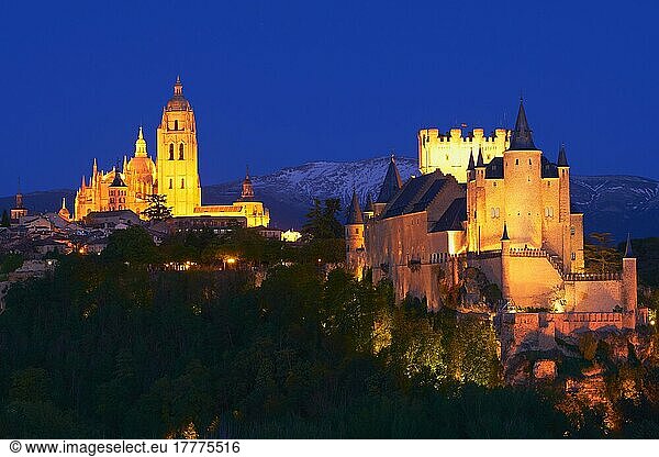 Festung Alcazar und Kathedrale in der Abenddämmerung  Segovia  Kastilien-León  Spanien  Europa
