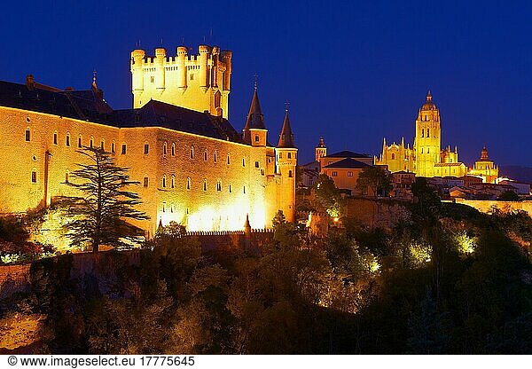 Festung Alcazar und Kathedrale in der Abenddämmerung  Segovia  Kastilien-León  Spanien  Europa