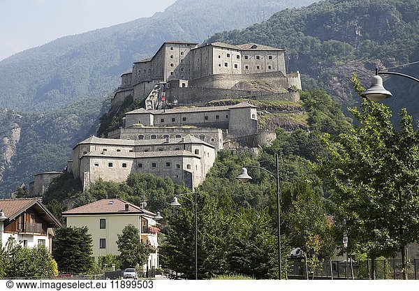 Festung Bard im Aosta-Tal  Hone  Aostatal  Autonome Region Aostatal  Italien  Europa