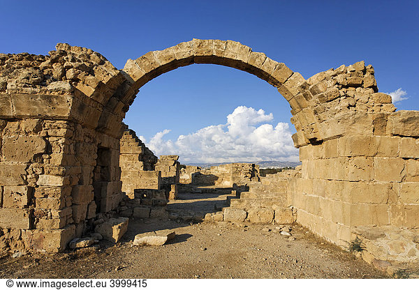 Festung  Ruine  Saranda Kolones  Torbogen  Archäologie  UNESCO Weltkulturerbe  Kato  Paphos  Pafos  Zypern  Europa