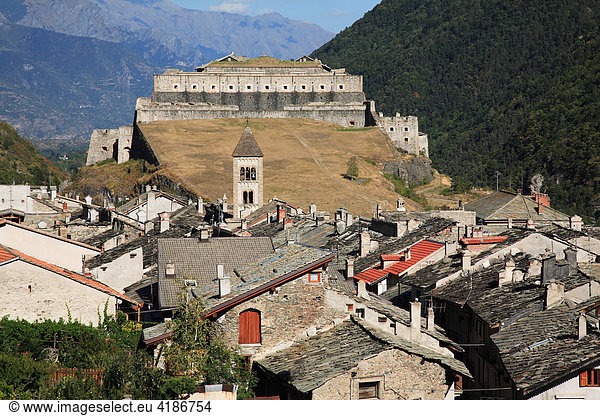 Festung und Ort von Exilles Susatal Piemont Italien