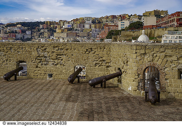 Festungsanlage Castel dell Ovo mit Kanonen auf der Insel Castel dell Ovo und Stadtansicht am Golf von Neapel  Neapel  Kampanien  Italien  Europa
