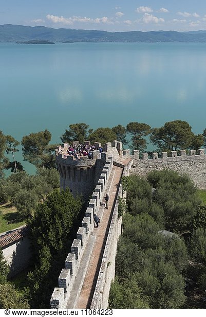 Festungsmauer mit Touristen  Ausblick auf Trasimenischen See  Lago Trasimeno  Castello del Leone  Castiglione del Lago  Umbrien  Italien  Europa