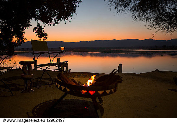 Feuer am Sambesi-Fluss bei Sonnenuntergang  Mana Pools  Simbabwe