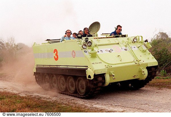 Feuerleiter , hinter , Anschnitt , bauen , benutzen , Aktivitäten , nehmen , tragen , drehen , Prüfung , fliegen, fliegt, fliegend, Flug, Flüge , fahren , Notfall , simulieren , Training , Nostalgie , Globalisierung , Terminplanung , Ziel , Fahrgestell , Pilot , Teamwork , Start , Aufgabe , Vielfalt , Mitglied , Modell , 8 , Fahrradgepäckträger, Gepäckträger , Countdown , Demonstration , Ausgang , Logistik , März , Haltestelle, Haltepunkt, Station