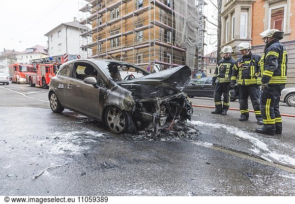 Feuerwehr Stuttgart löscht einen PKW Corsa  verbrannter Motorraum  Stuttgart  Baden-Württemberg  Deutschland  Europa