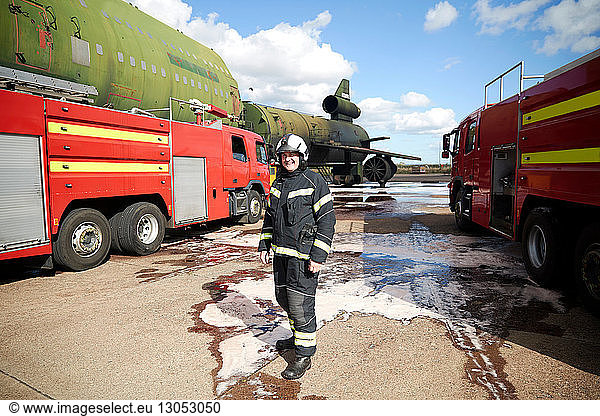 Feuerwehrausbildung  Feuerwehrmann mit Feuerwehrautos in der Ausbildungsstätte  Porträt