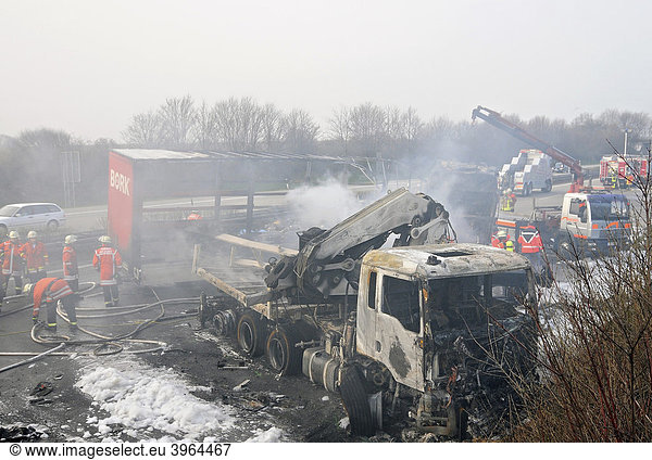 Feuerwehrleute bei Löscharbeiten an zwei LKWs nach Unfall auf der A 81 zwischen AS Zuffenhausen und Feuerbach Korntal-Münchingen Baden-Württemberg Deutschland Europa