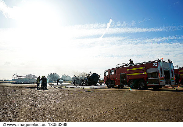 Feuerwehrmänner und Feuerwehrauto im Ausbildungszentrum Darlington UK