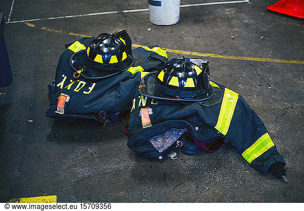 Feuerwehruniformen und -helme in der Feuerwache  New York  Vereinigte Staaten