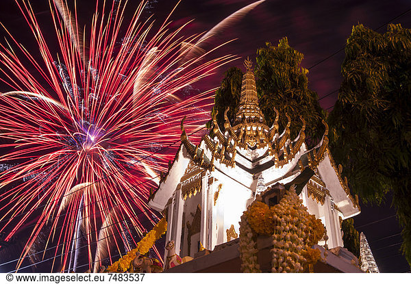 Feuerwerk  buddhistischer Tempel  Loi oder Loy Krathong Festival  Chaing Mai  Nordthailand  Thailand  Asien