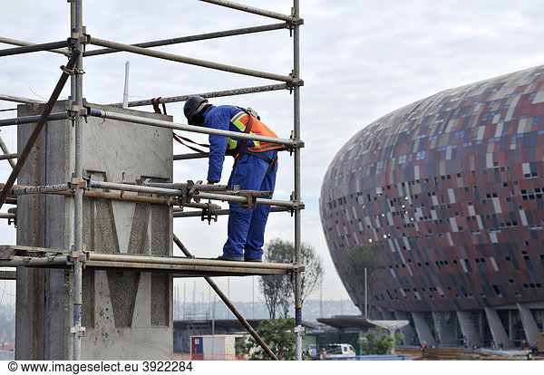 FIFA Weltmeisterschaft 2010  Arbeiter auf der Baustelle des Soccer City Stadium im Stadtteil Soweto  Johannesburg  Südafrika  Afrika