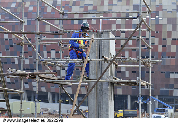 FIFA Weltmeisterschaft 2010  Arbeiter auf der Baustelle des Soccer City Stadium im Stadtteil Soweto  Johannesburg  Südafrika  Afrika