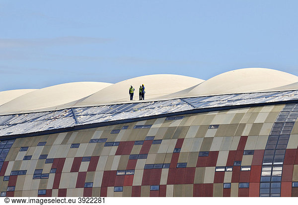 FIFA Weltmeisterschaft 2010  Baustelle  Arbeiter auf dem Dach des Soccer City Stadium im Stadtteil Soweto  Johannesburg  Südafrika  Afrika