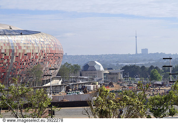 FIFA Weltmeisterschaft 2010  Baustelle des Soccer City Stadium im Stadtteil Soweto mit Blick auf das Zentrum CBD von Johannesburg  Südafrika  Afrika