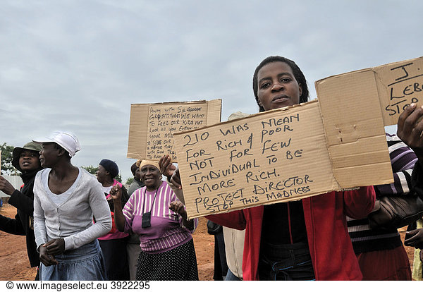 FIFA Weltmeisterschaft 2010  Frauen demonstrieren an der Baustelle des Soccer City Stadium für das Recht  in Suppenküchen Essen für Arbeiter anzubieten  Stadtteil Soweto  Johannesburg  Südafrika  Afrika