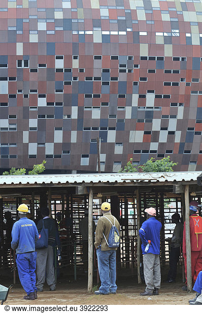 FIFA Weltmeisterschaft 2010  junge Männer suchen auf der Baustelle des Soccer City Stadium im Stadtteil Soweto nach Arbeit  Johannesburg  Südafrika  Afrika