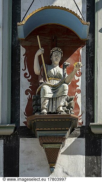 Figur mit Schale und Stab an der Rats-Apotheke  Fachwerkhaus am Marktplatz  Altstadt  Goslar  Harz  Niedersachsen  Deutschland  Europa