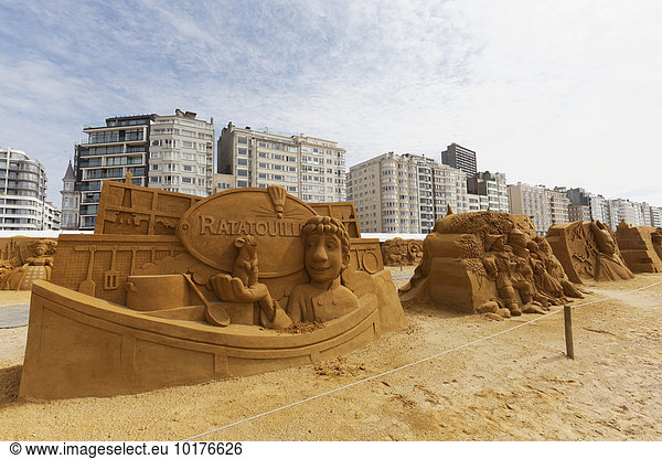 Figuren aus Sand aus dem Walt Disney Film Ratatouille Sandskulpturenfestival Frozen Summer Sun Oostende West-Flandern Belgien Europa