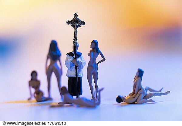 Figuren  katholischer Priester mit Kreuz umgeben von Nackten beim Sex  Symbolfoto für Kirche und Sexualität  Zölibat  Studioaufnahme  Köln  Nordrhein-Westfalen  Deutschland  Europa
