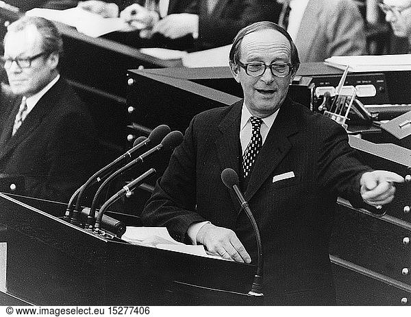 Filbinger  Hans Karl  15.9.1913 - 1.4.2007  deut. Politiker  (CDU)  MinisterprÃ¤sident von Baden - WÃ¼rttemberg  1966 - 1978  Halbfigur  wÃ¤hrend Rede  Verfassungsdebatte  Bundestag  Bonn  Februar 1974