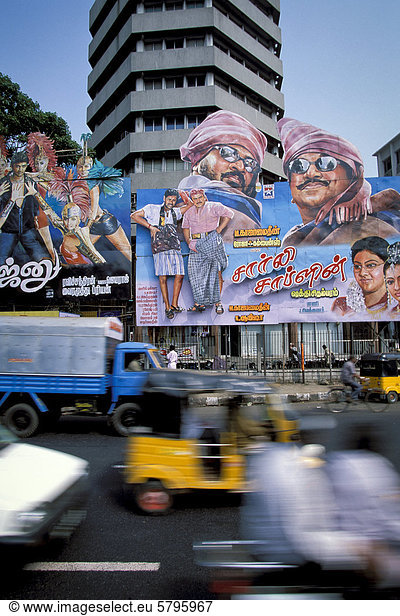Filmplakate  Verkehr  Anna Salai  Hauptgeschäftsstra_e  Chennai oder Madras  Tamil Nadu  Südindien  Indien  Asien