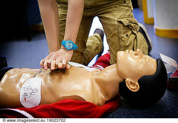 First aid training: cardiac massage with combined use of a defibrillator.