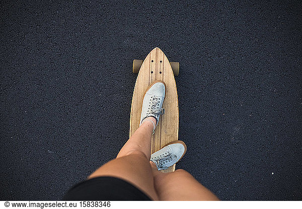 First Person POV Young Women Skateboarding im Sommer