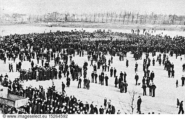 First World War / WWI  Germany  Kiel mutiny  assembly by mutinous sailors and workers on the great drill ground  Kiel  3.11.1918