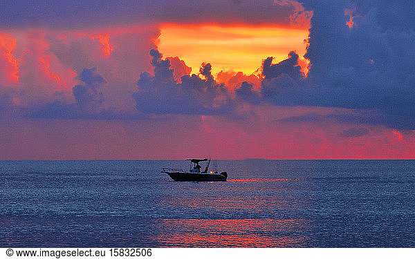 Fischen bei Sonnenaufgang vor der Atlantikküste Südfloridas