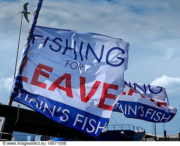 Fischen nach LEAVE-Flaggen auf Fischerbooten in Whitstable  Kent England.