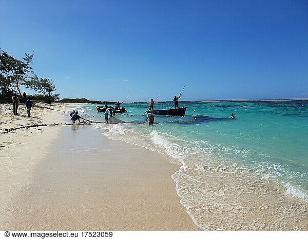 Fischer am Sandstrand  Badestrand von Trou dEau Douce  mit Booten im seichten wasser  Mauritius  Afrika
