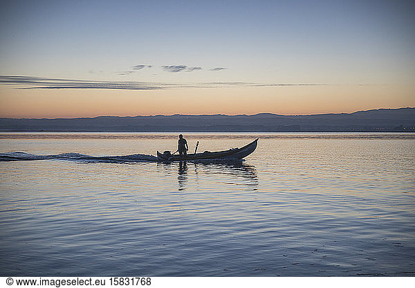 Fischer beginnen ihre Arbeit im Aveiro-Fluss