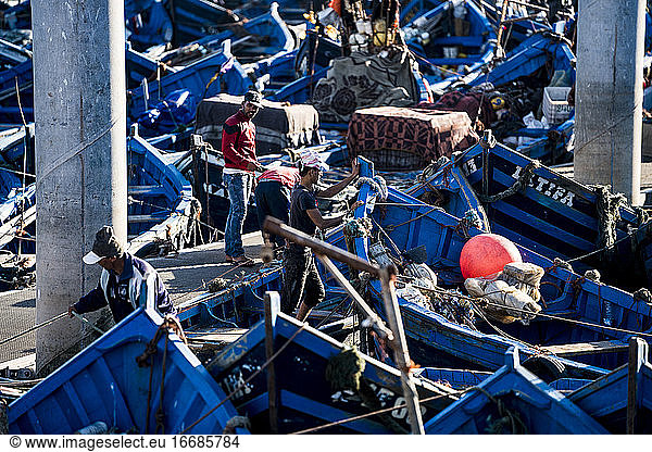 Fischer bei der Arbeit auf ihren marokkanischen Booten